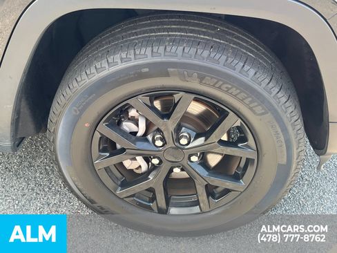 Used 2025 Jeep Grand Cherokee Altitude AWD/4WD image 16