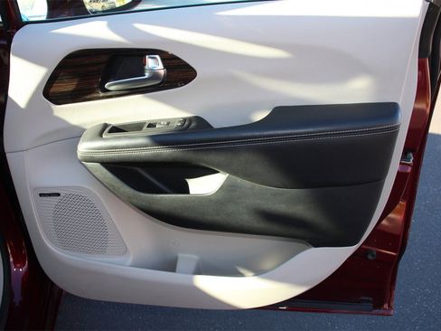 Used 2022 Chrysler Pacifica Limited image 24