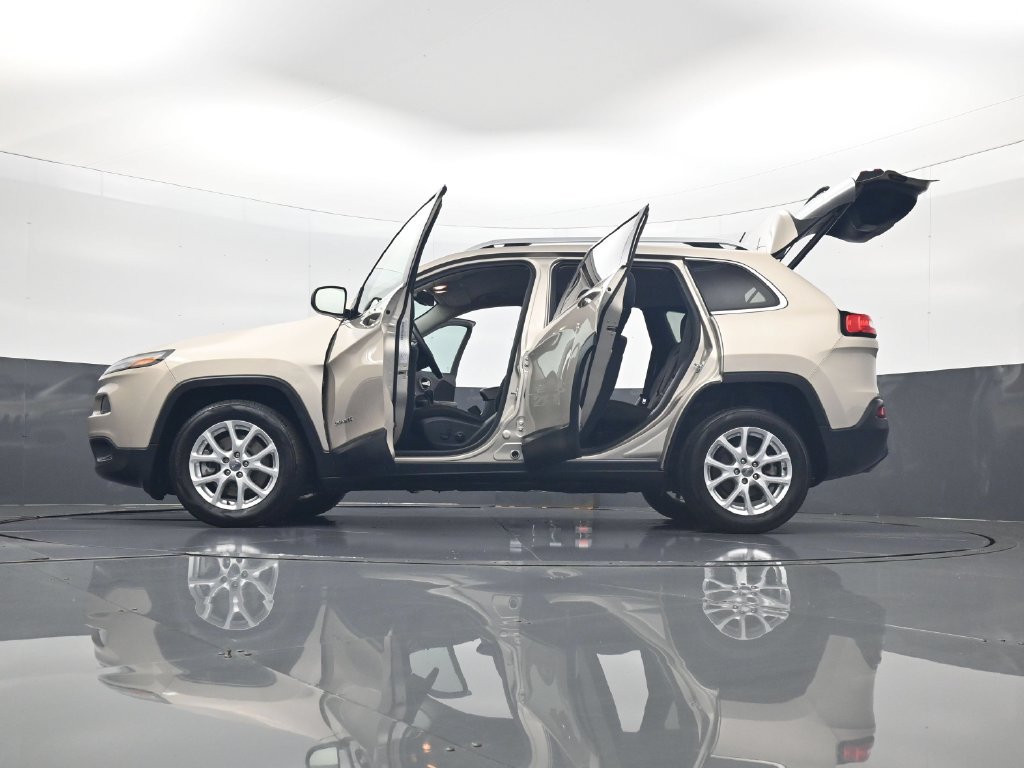 Used 2015 Jeep Cherokee Latitude w/ Comfort/Convenience Group FWD image 35