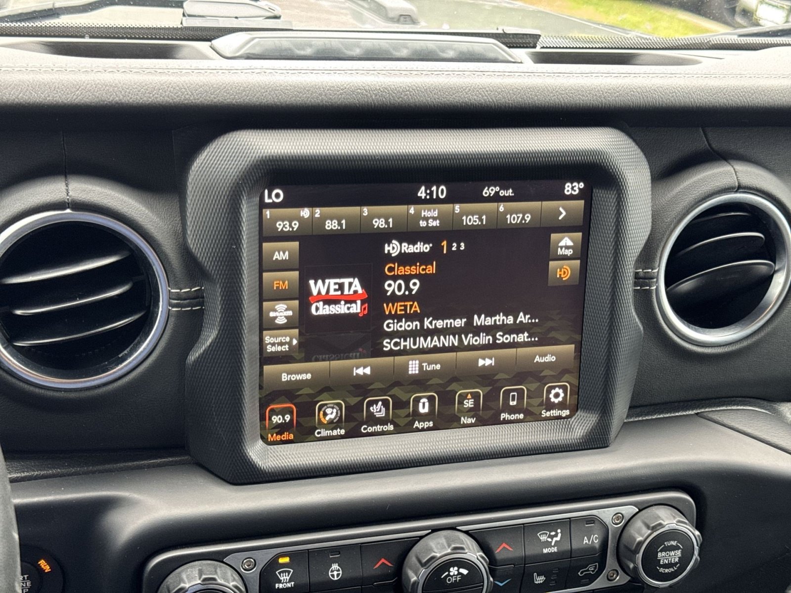 Used 2023 Jeep Wrangler Unlimited Sahara w/ Cold Weather Group AWD/4WD image 18