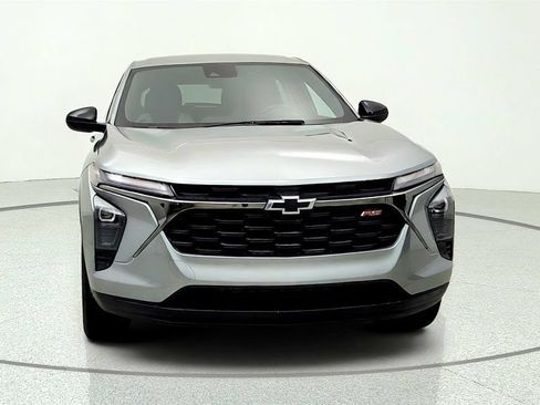 Used 2025 Chevrolet Trax RS FWD image 2