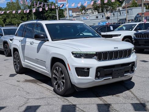 Used 2022 Jeep Grand Cherokee Overland w/ Luxury Tech Group IV AWD/4WD image 4