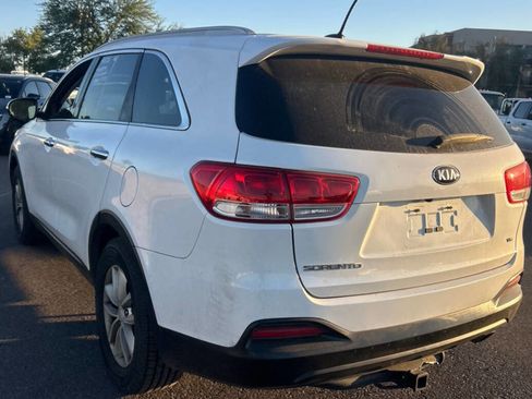Used 2018 Kia Sorento FWD V6 image 4