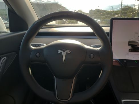 Used 2022 Tesla Model Y Long Range AWD/4WD image 22