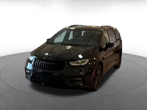 Used 2025 Chrysler Pacifica Limited FWD image 3