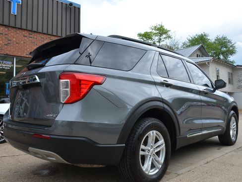 Used 2023 Ford Explorer XLT w/ Equipment Group 202A AWD/4WD image 4