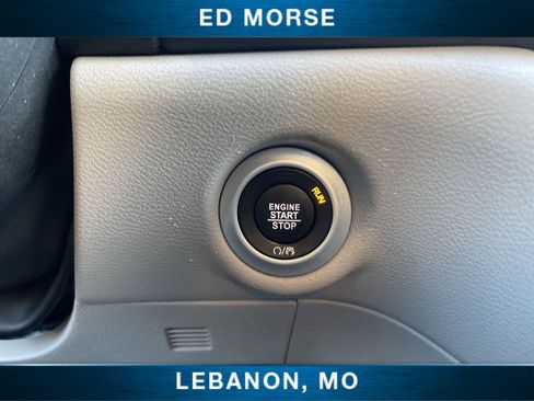 Used 2023 Chrysler Pacifica Touring-L image 16