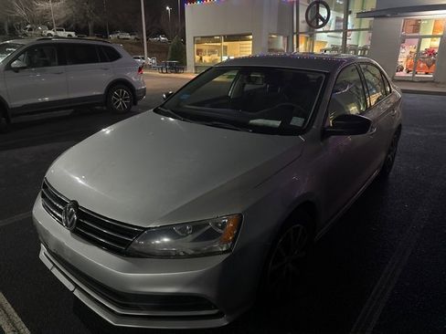 Used 2016 Volkswagen Jetta SE image 9