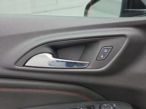 Used 2025 Chevrolet Trax RS FWD image 21