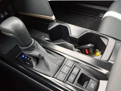 Used 2025 Toyota Camry SE image 38