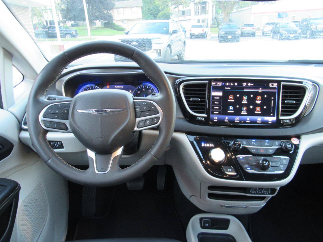 Used 2024 Chrysler Pacifica Touring-L FWD image 5
