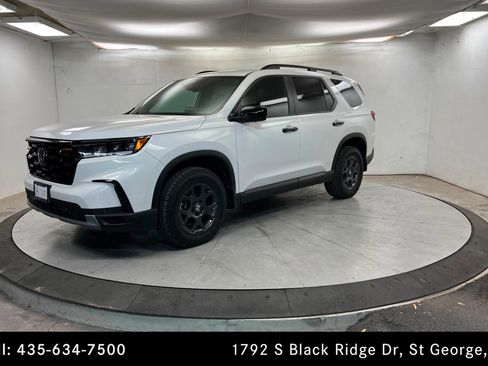 Used 2025 Honda Pilot TrailSport image 1