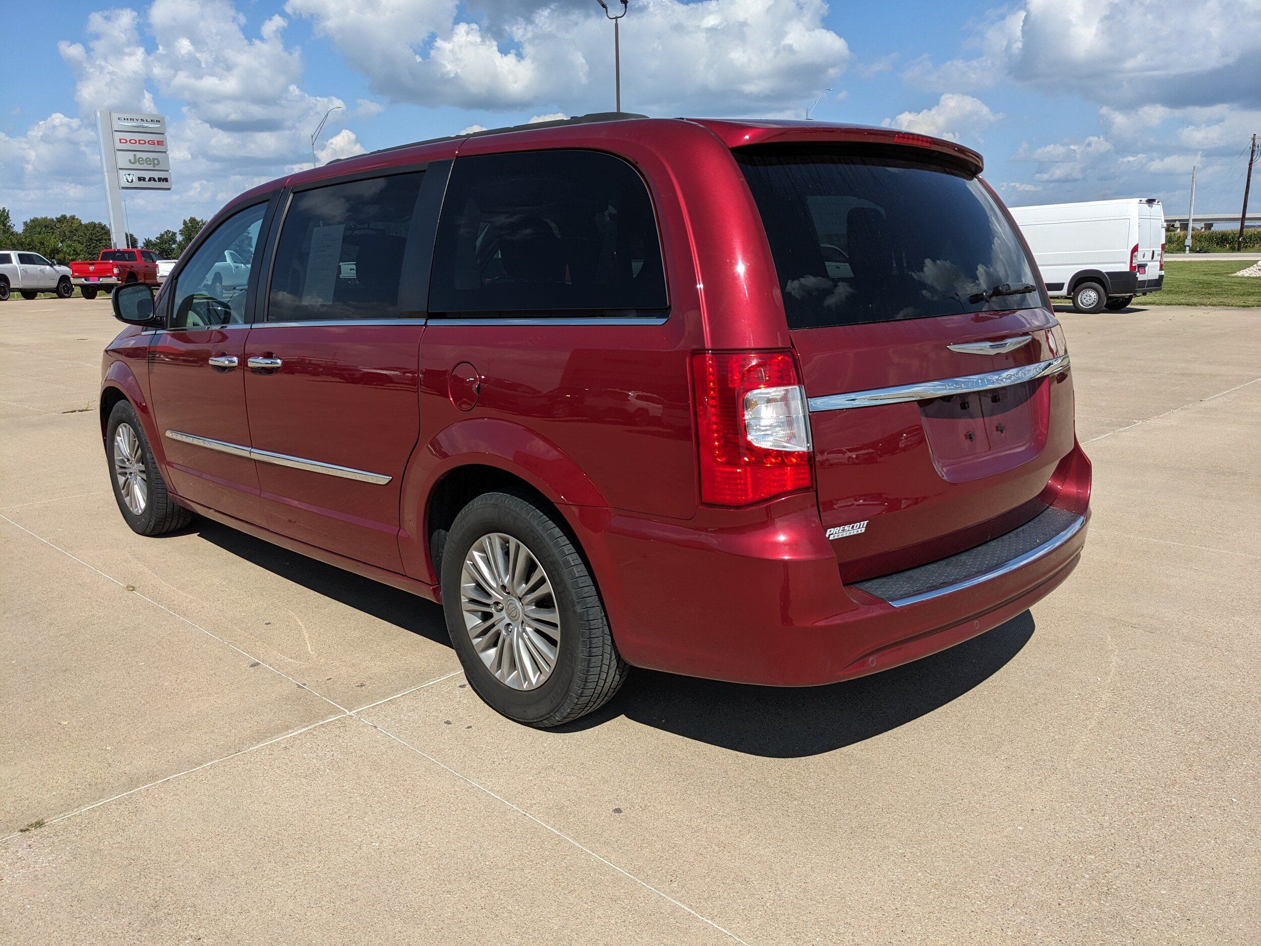 Used 2016 Chrysler Town & Country Touring-L FWD image 6