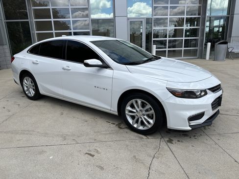 Used 2017 Chevrolet Malibu LT FWD image 2