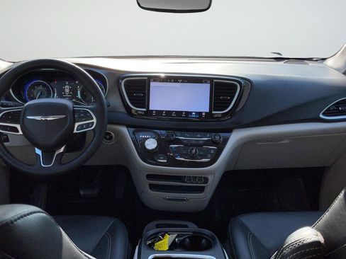 Used 2023 Chrysler Pacifica Touring-L FWD image 12