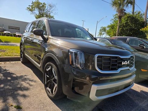 Used 2025 Kia Telluride S image 3