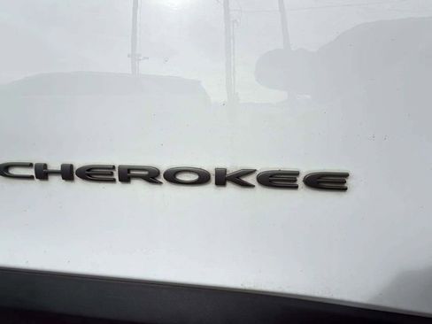 Used 2019 Jeep Cherokee Trailhawk image 17