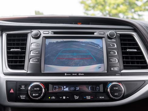 Used 2017 Toyota Highlander XLE AWD/4WD image 33