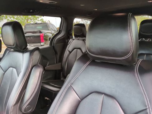 Used 2025 Chrysler Pacifica Select image 8