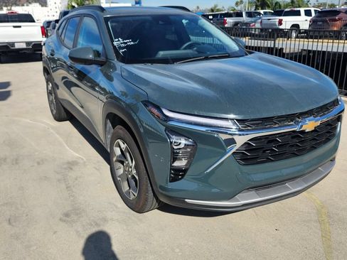 Used 2025 Chevrolet Trax LT FWD image 8