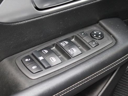 Used 2019 Chrysler Pacifica Touring-L w/ S Appearance Package FWD image 9