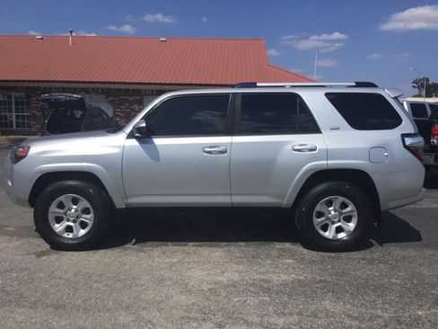 Used 2019 Toyota 4Runner SR5 AWD/4WD image 3
