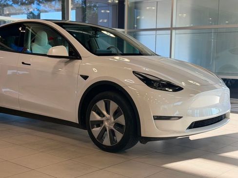 Used 2023 Tesla Model Y Long Range AWD/4WD image 5