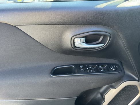 Used 2016 Jeep Renegade Latitude image 18