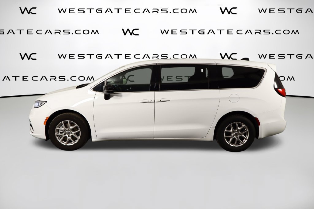 Used 2025 Chrysler Pacifica Select FWD image 5