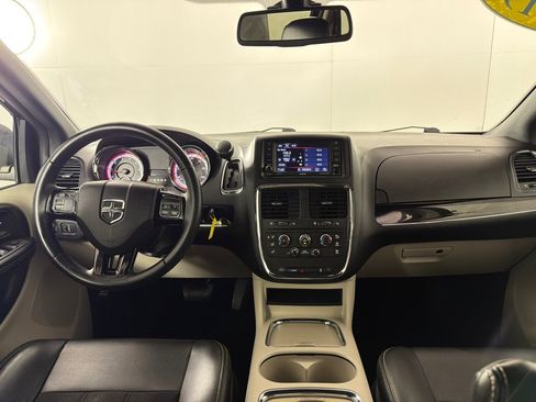 Used 2019 Dodge Grand Caravan SXT FWD image 17