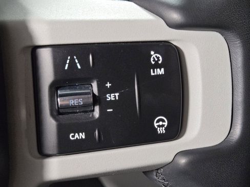 Used 2023 Land Rover Defender 130 X-Dynamic SE image 28