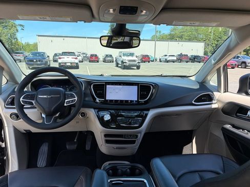 Used 2023 Chrysler Pacifica Touring-L FWD image 8