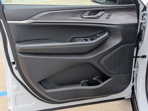 Used 2024 Jeep Grand Cherokee Limited w/ Black Appearance Package AWD/4WD image 12