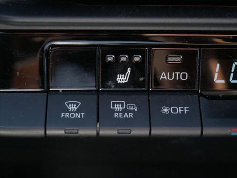 Certified 2023 Toyota Crown XLE image 28