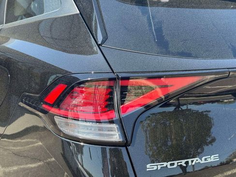 Used 2023 Kia Sportage LX AWD/4WD image 9