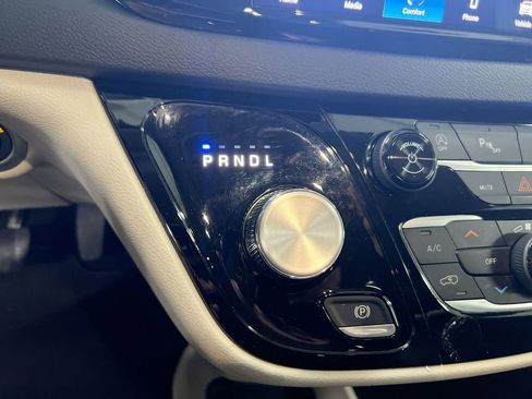 Used 2024 Chrysler Pacifica Touring-L image 17