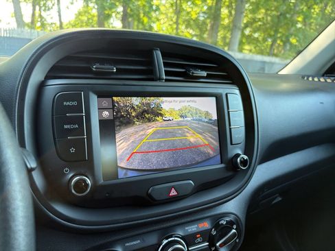 Used 2025 Kia Soul LX w/ LX Technology Package FWD image 18