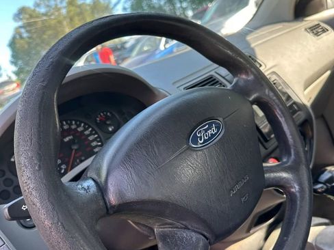 Used 2005 Ford Focus SE FWD image 6