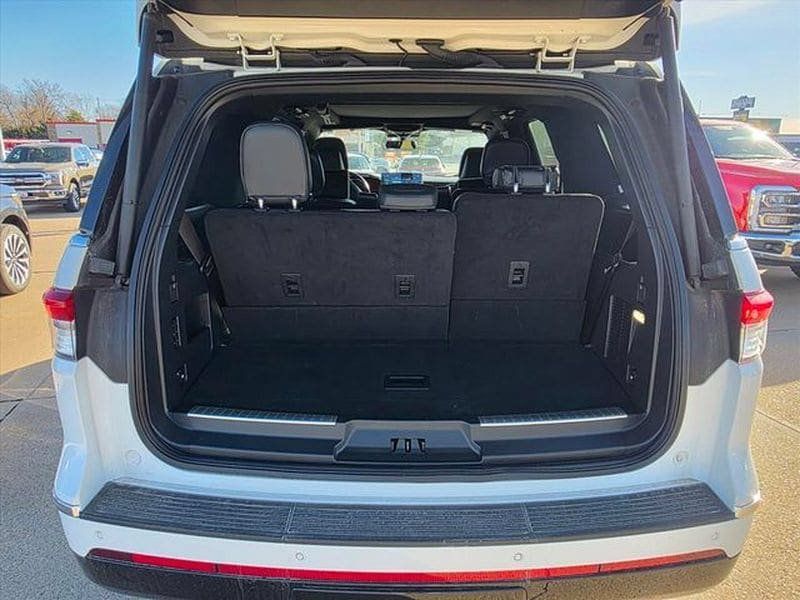 Used 2023 Lincoln Navigator Reserve AWD/4WD image 6