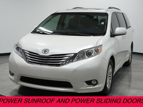 Used 2017 Toyota Sienna XLE image 3