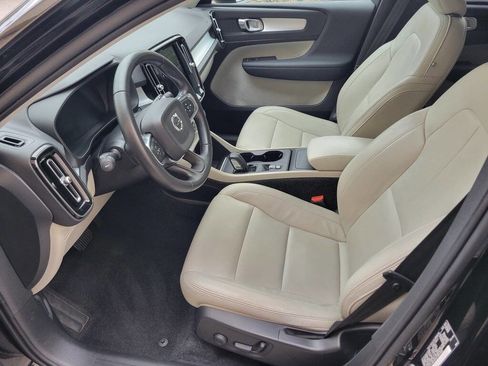 Used 2020 Volvo XC40 T4 Momentum image 15