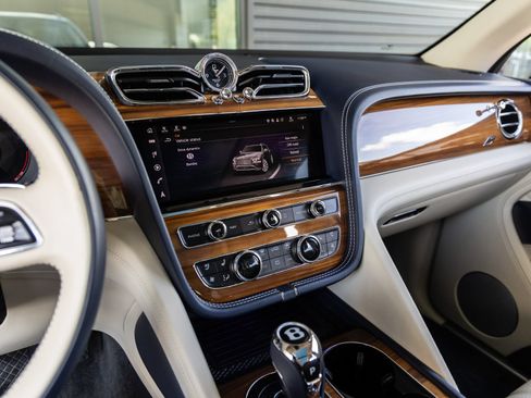 Used 2023 Bentley Bentayga AWD/4WD image 31