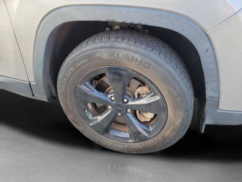 Used 2021 Jeep Cherokee Latitude Plus AWD/4WD image 14