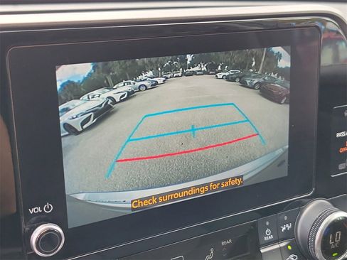 Used 2023 Toyota Highlander LE image 26