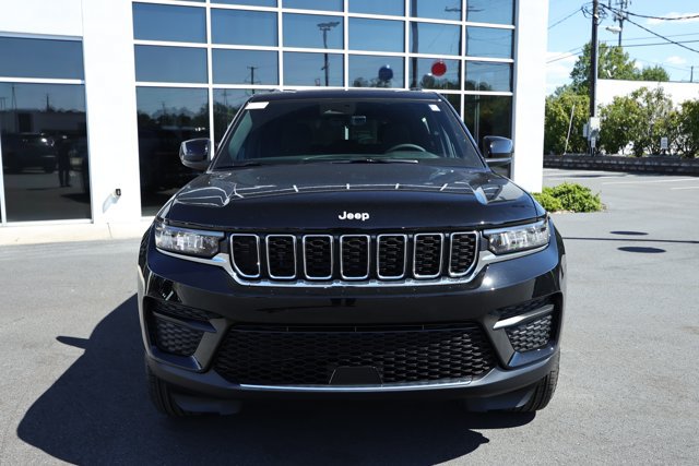 New 2027 Jeep Grand Cherokee Laredo RWD image 2