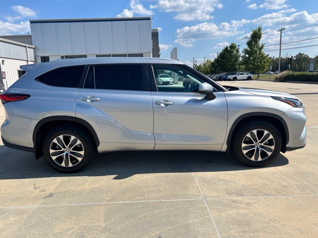 Used 2023 Toyota Highlander XLE FWD image 3