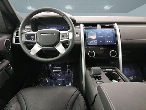 Used 2025 Land Rover Discovery Dynamic SE image 4