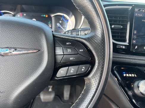 Used 2021 Chrysler Pacifica Limited w/ Uconnect Theater Family Group FWD image 13