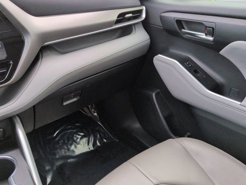 Used 2021 Toyota Highlander XLE image 17