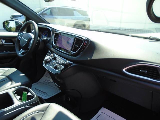 Used 2025 Chrysler Pacifica Select FWD image 24